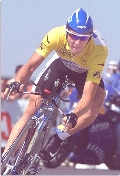 lance-armstrong-doblando