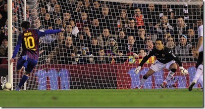 lionel messi falla penalti frente a diego alves semifinales de copa del rey valencia fc barcelona 2012